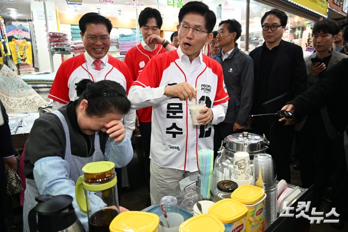 김문수 국민의힘 대선 후보가 16일 오전 경기도 수원시 지동시장 유세를 마치고 이동하며 영동시장 상인들과 만나고 있다.