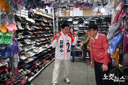 김문수 국민의힘 대선 후보가 16일 오전 경기도 수원시 지동시장 유세를 마치고 이동하며 영동시장 상인들과 만나고 있다.