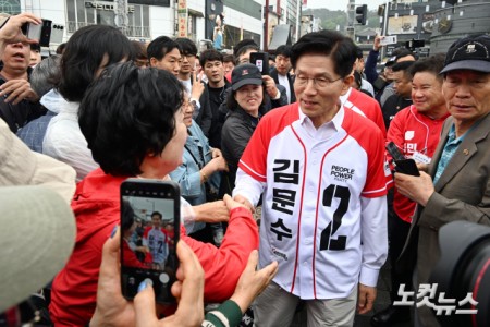 김문수 국민의힘 대선 후보가 16일 오전 경기도 수원시 지동시장 앞에서 유권자들과 인사를 하고 있다.