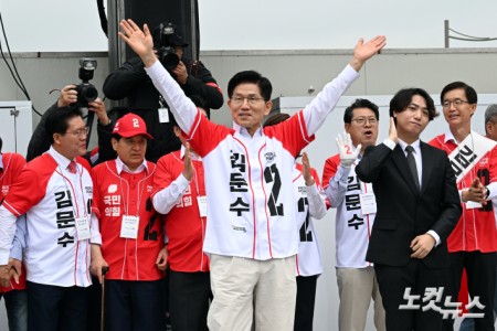 김문수 국민의힘 대선후보가 16일 오전 경기도 수원시 지동시장 유세에서 손을 들어 인사를 하고 있다.