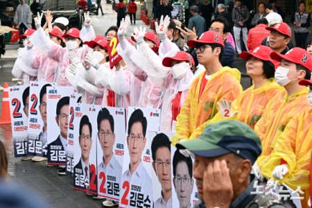 16일 오전 경기도 수원시 김문수 국민의힘 대선 후보 지동시장 유세에서 선거운동원들이 지지를 호소하고 있다.