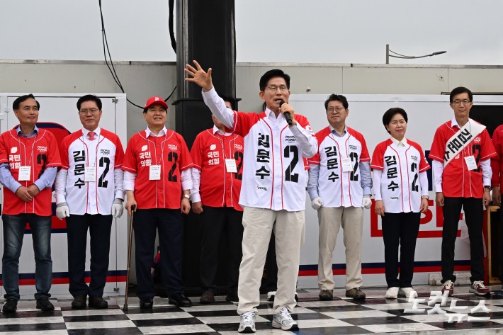 김문수 국민의힘 대선후보가 16일 오전 경기도 수원시 지동시장에서 시민들에게 지지를 호소하고 있다.
