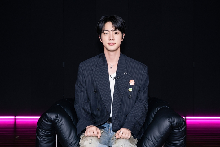 진은 앨범 발매 후 6월 28일부터 첫 솔로 투어를 진행한다. 빅히트 뮤직 제공