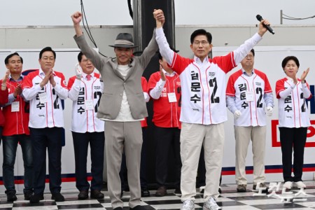 김문수 국민의힘 대선 후보가 16일 오전 경기도 수원시 지동시장 유세에서 서해 피살 공무원의 형 이래진 씨와 유세차에 올라 함께 손을 들어보이고 있다.
