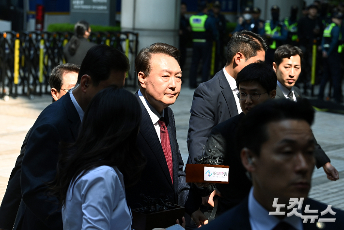 尹, 19일 내란우두머리 형사재판도 지상으로 출석