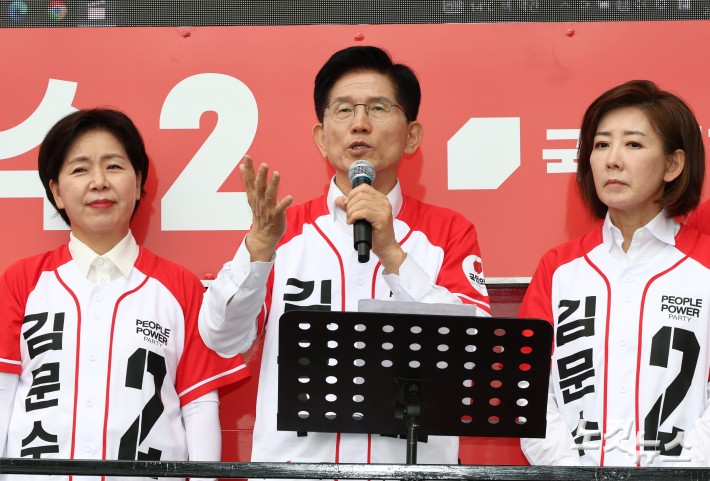 나경원-양항자 선대위원장과 공약 발표하는 김문수 후보