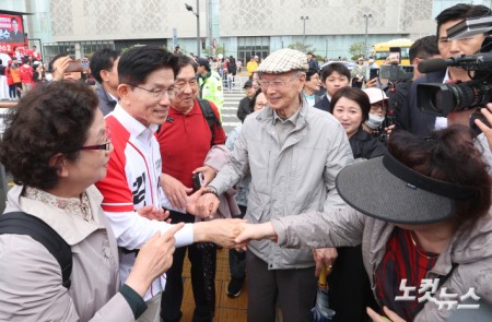 동탄 시민들과 악수하는 김문수 후보