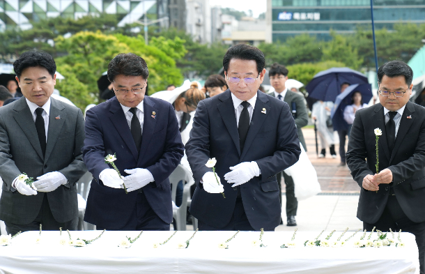 김영록 전라남도지사가 16일 오전 전남도청 앞 광장에서 열린 '전남 5·18민주화운동 45주년 기념식'에서 헌화하고 있다. 전남도 제공