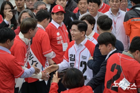 김문수 국민의힘 대선 후보가 16일 경기 화성시 동탄센트럴파크에 마련된 유세장을 찾아 지지를 호소하고 있다. 2025.05.16.