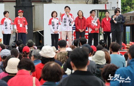 김문수 국민의힘 대통령 후보가 16일 오전 경기도 동탄시 센트럴파크에서 시민들에게 지지를 호소하고 있다.
