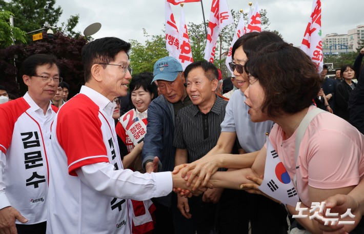 김문수 국민의힘 대통령 후보가 16일 오전 경기도 동탄시 센트럴파크에서 시민들과 인사를 하고 있다.