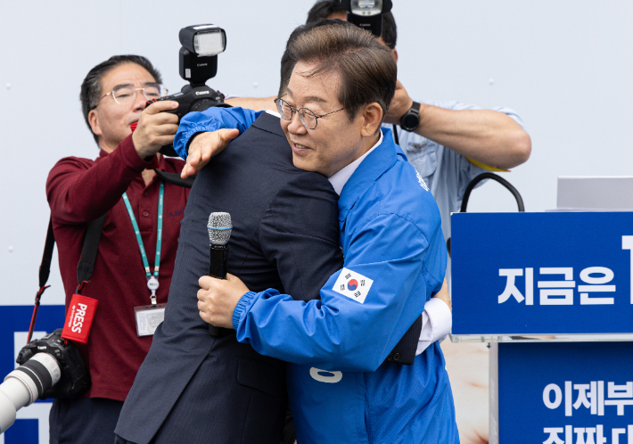 '국힘 탈당' 김상욱 껴안은 이재명…"상식의 영역서 경쟁하자"