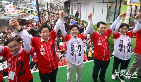 김문수 국민의힘 대선 후보가 16일 천안시 동남구 신세계백화점 앞에서 유세를 펼치며 지지를 호소하고 있다.