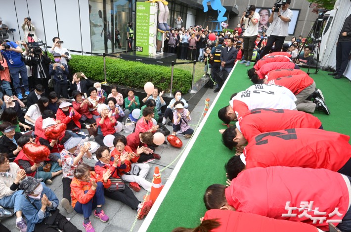 김문수 국민의힘 대선 후보가 16일 천안시 동남구 신세계백화점 앞에서 지지를 호소하며 큰절을 하고 있다.