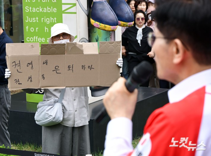 김문수 국민의힘 대선 후보가 16일 천안시 동남구 신세계백화점 앞에서 유세를 펼치며 지지를 호소하고 있는 가운데 한 시민이 