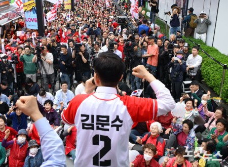 김문수 국민의힘 대선 후보가 16일 천안시 동남구 신세계백화점 앞에서 유세를 펼치며 지지를 호소하고 있다.
