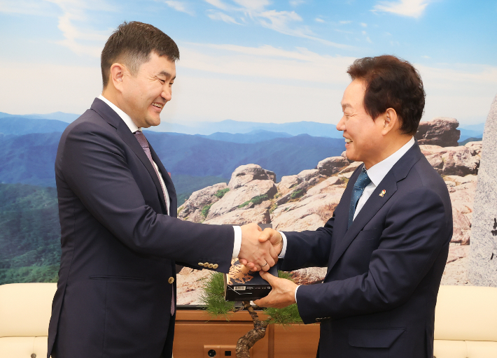 박완수 경남지사(우)와 수헤 수흐벌드 주한 몽골대사. 경남도청 제공 