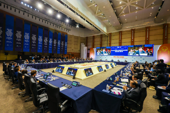 아시아태평양경제협력체(APEC) 제주회의가 보름간의 일정을 16일 마무리했다. 제주도 