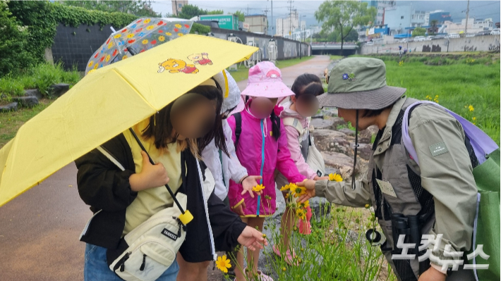 "꽃을 보니까, 지켜주고 싶어졌어요"…기후위기 시대, 아이들은 이렇게 자라고 있다