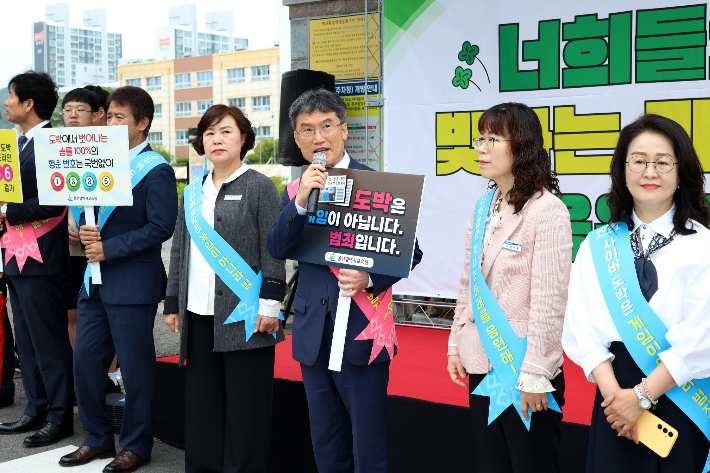 울산광역시교육청은 16일 방어진고등학교와 명덕여중 교문 일대에서 등굣길 학생들을 대상으로 사이버 도박문제 예방 활동을 했다. 천창수 울산시교육감이 인사말을 하고 있다. 울산시교육청 제공