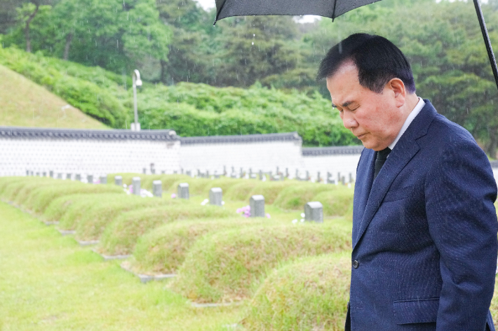 국립 5·18민주묘지에서 참배하는 김지철 충남교육감. 충남교육청 제공