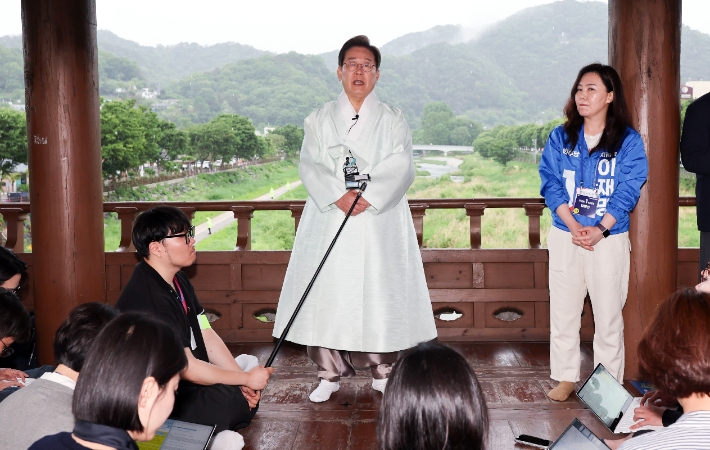 이재명 "2030여성 내란 국면서 큰 역할…성차별 극복해야"