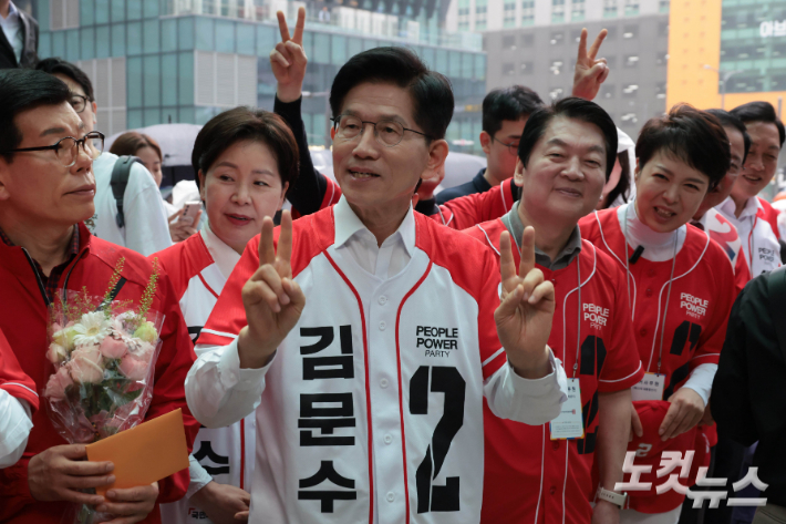 국민의힘 김문수 대선후보가 16일 오전 경기 성남 판교역 출구 앞에서 출근길 시민들에게 지지를 호소하고 있다. 황진환 기자