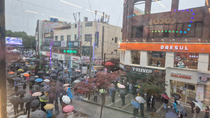 더불어민주당 이재명 대선 후보의 1유세를 보기 위해 모인 시민들. 심동훈 기자