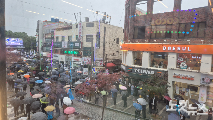 "우산 치워 이재명 안 보여"…우중 속 전북 유세 '인산인해'[영상]