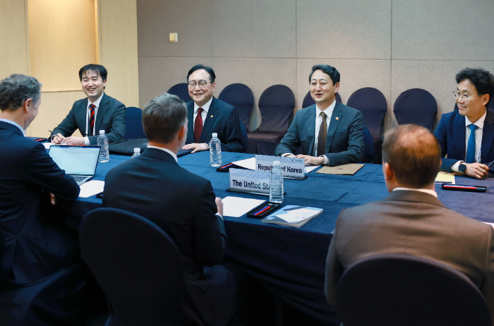 안덕근 산업통상자원부 장관이 16일 제주 서귀포시 제주국제컨벤션센터(ICC)에서 제이미슨 그리어 미국 무역대표부 대표와 면담하고 있다. 산업부 제공