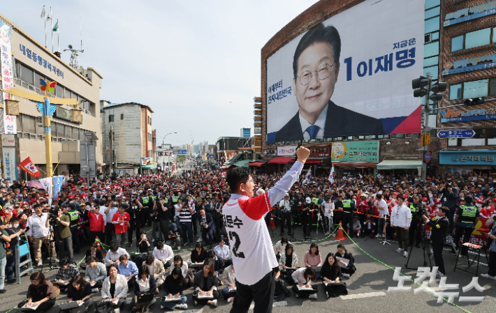 국민의힘 김문수 대선후보가 14일 오후 경남 밀양시 중앙로에서 열린 선거유세에서 지지자들에게 연설을 하고 있다. 김 후보 앞으로 더불어민주당 이재명 후보의 대형 현수막이 보이고 있다. 밀양=황진환 기자