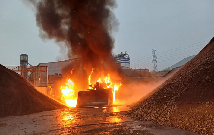 로더 화재 모습. 경북소방본부 제공