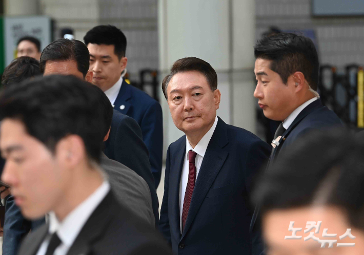 尹탈당에…한동훈 "절연해야" 이준석 "원죄 못지워"