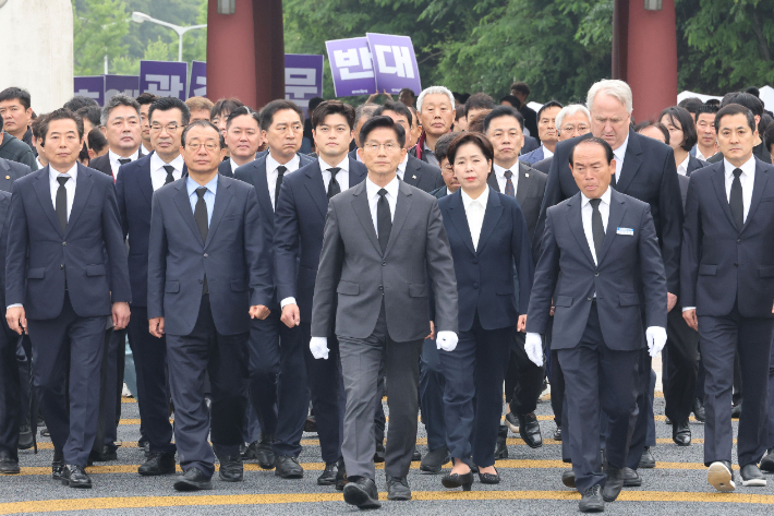 국힘 "尹 탈당 계기로 분골쇄신"…릴레이 대국민 사과도