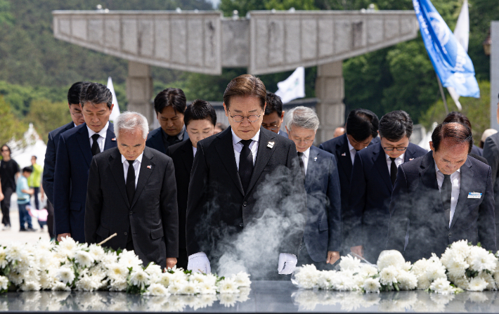 5·18 광주 찾은 이재명 "광주 영령이 12·3내란 진압"