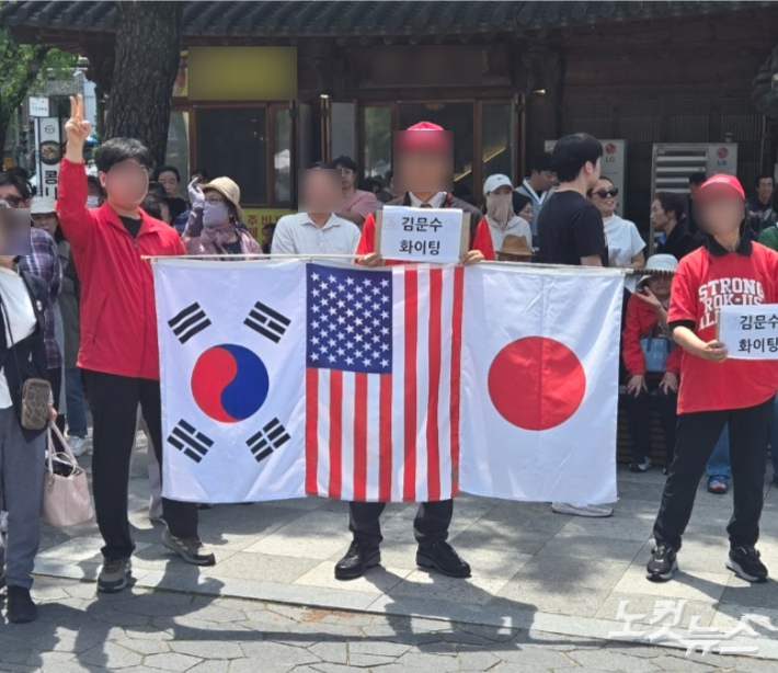 김문수 유세 현장에 웬 일장기? "전광훈과 어떤 관계냐" 말다툼도[영상]