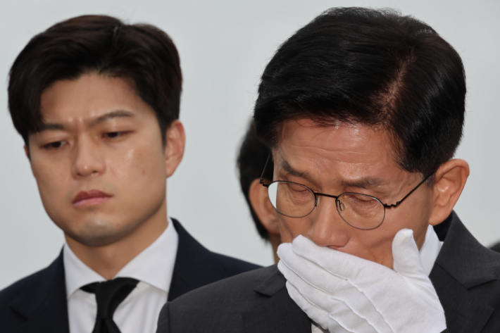 박관현 열사 묘역서 눈물 흘리는 김문수. 연합뉴스
