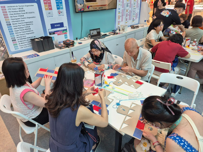 유등 만들기 체험. 경남도청 제공 