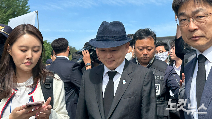 안창호 국가인권위원장, 5·18민주묘지 찾았다 '퇴짜'