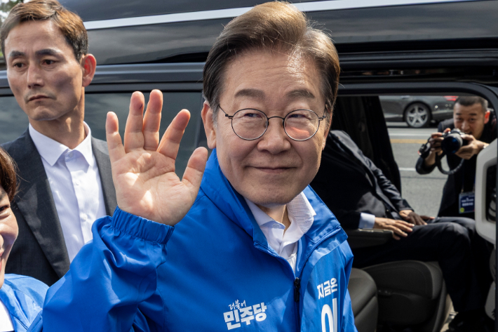 [속보]이재명 "개헌시 재임 대통령엔 연임제 적용 안돼"