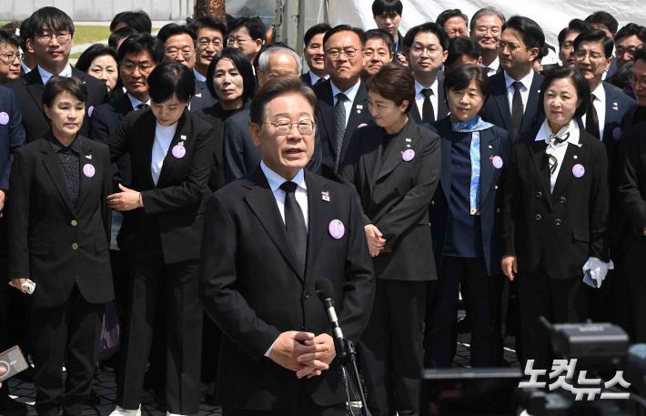 기념식 참석 뒤 질의 답하는 이재명