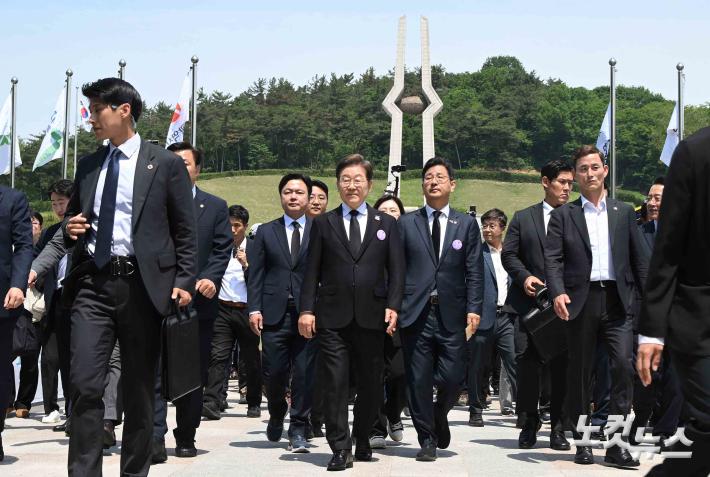 5.18묘역 떠나는 이재명