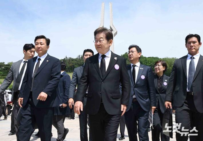 묘역 떠나는 이재명 대선 후보