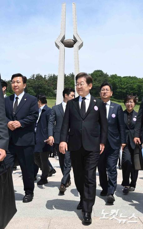 5.18 묘역 떠나는 이재명 더불어민주당 대선 후보