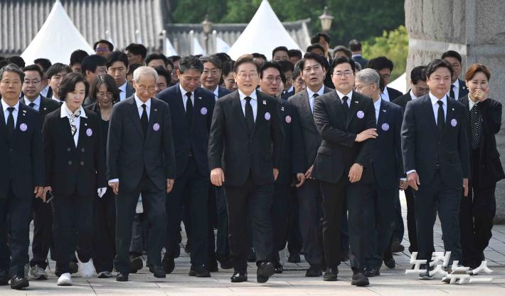 기념식장 입장하는 이재명 대선 후보
