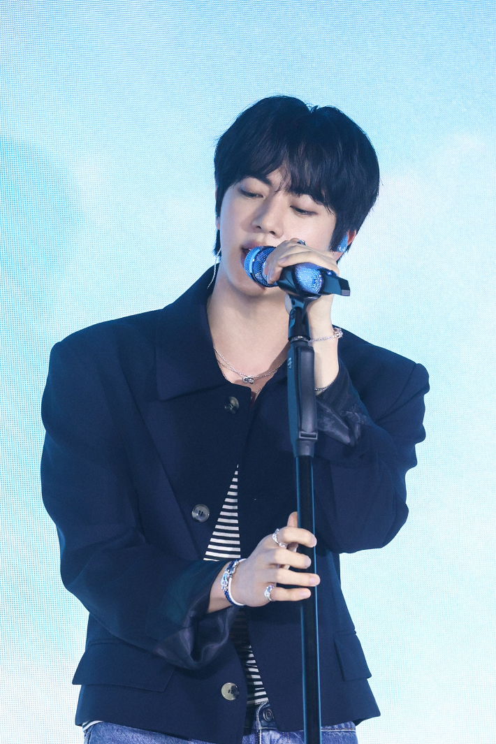 BTS 진 솔로 돌풍…"아미 응원이 나의 울림, 가장 행복한 시간"
