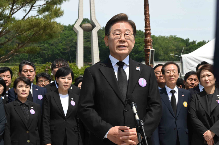 이재명 "광주 영령들께 감사…진영 넘어 하나 된 국민 거듭"