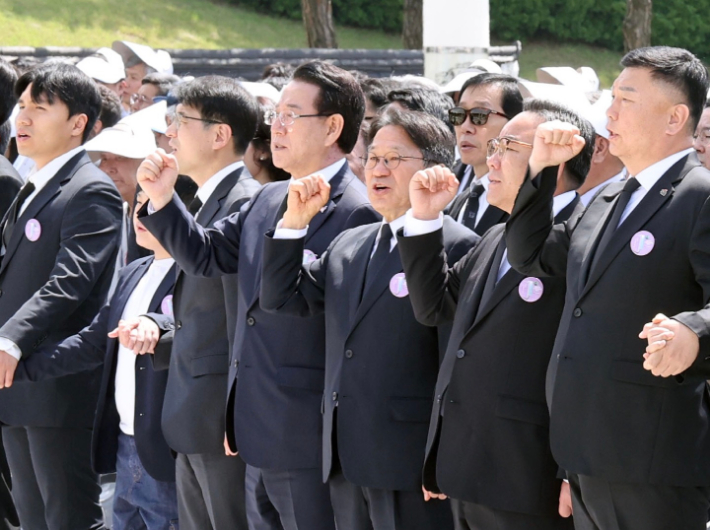 강기정 광주광역시장이 18일 오전 10시 국립 5·18 민주묘지에서 엄수된 제45주년 5·18 민주화운동 기념식에 참석해 '임을 위한 행진곡'을 제창하고 있다. 광주전남 사진기자협회 제공  광주전남 사진기자협회 제공