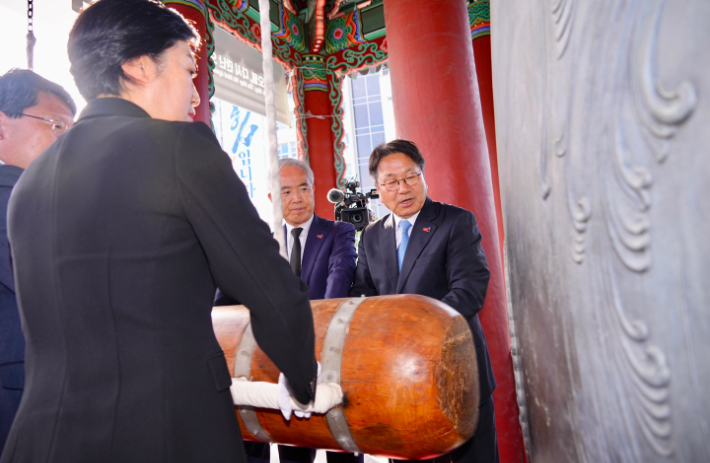 강기정 광주광역시장이 18일 오후 5·18민주광장 내 민주의 종각에서 제45주년 5·18민주화운동을 기념하기 위해 신수정 시의회의장, 양부남 더불어민주당 광주시당위원장, 5·18 기관·단체장 등과 함께 타종을 하고 있다. 광주광역시 제공