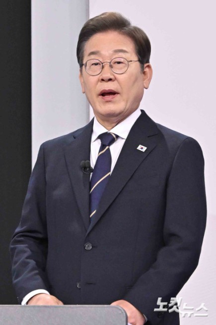 대선 후보자토론회 참석한 이재명